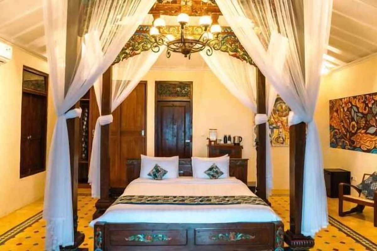 Een minibar met enkele gratis items, een kluis op de kamer