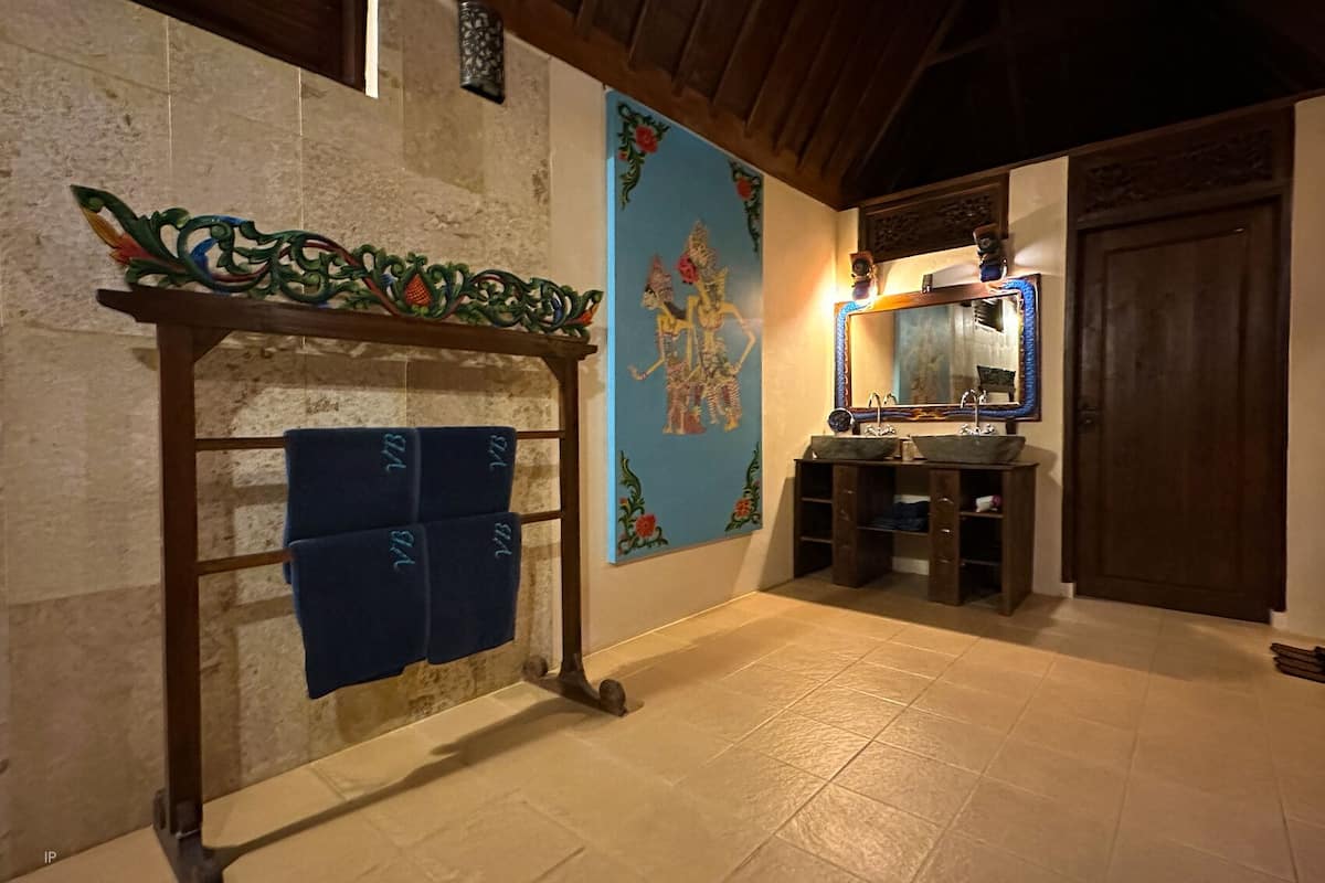 suite | bathroom | shower, free toiletries, hair dryer, bathrobes