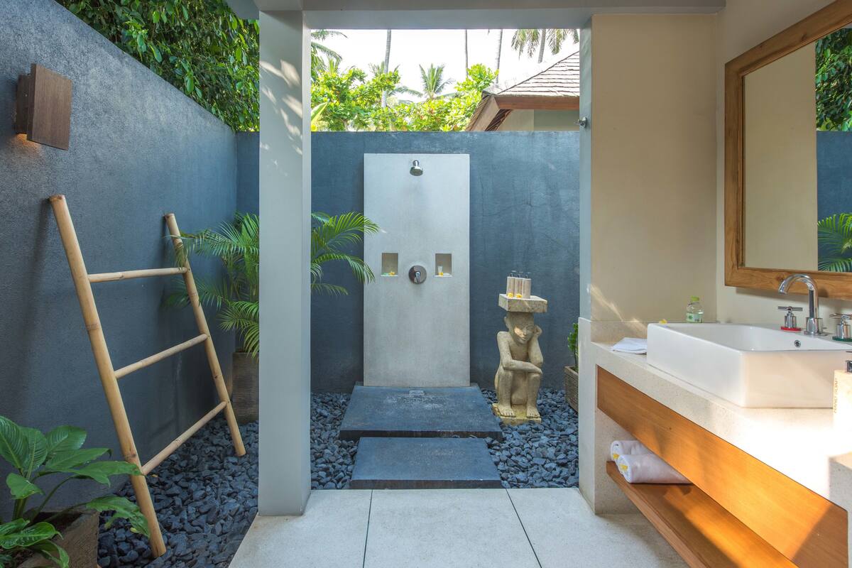 shower, hydromassage showerhead, free toiletries, hair dryer
