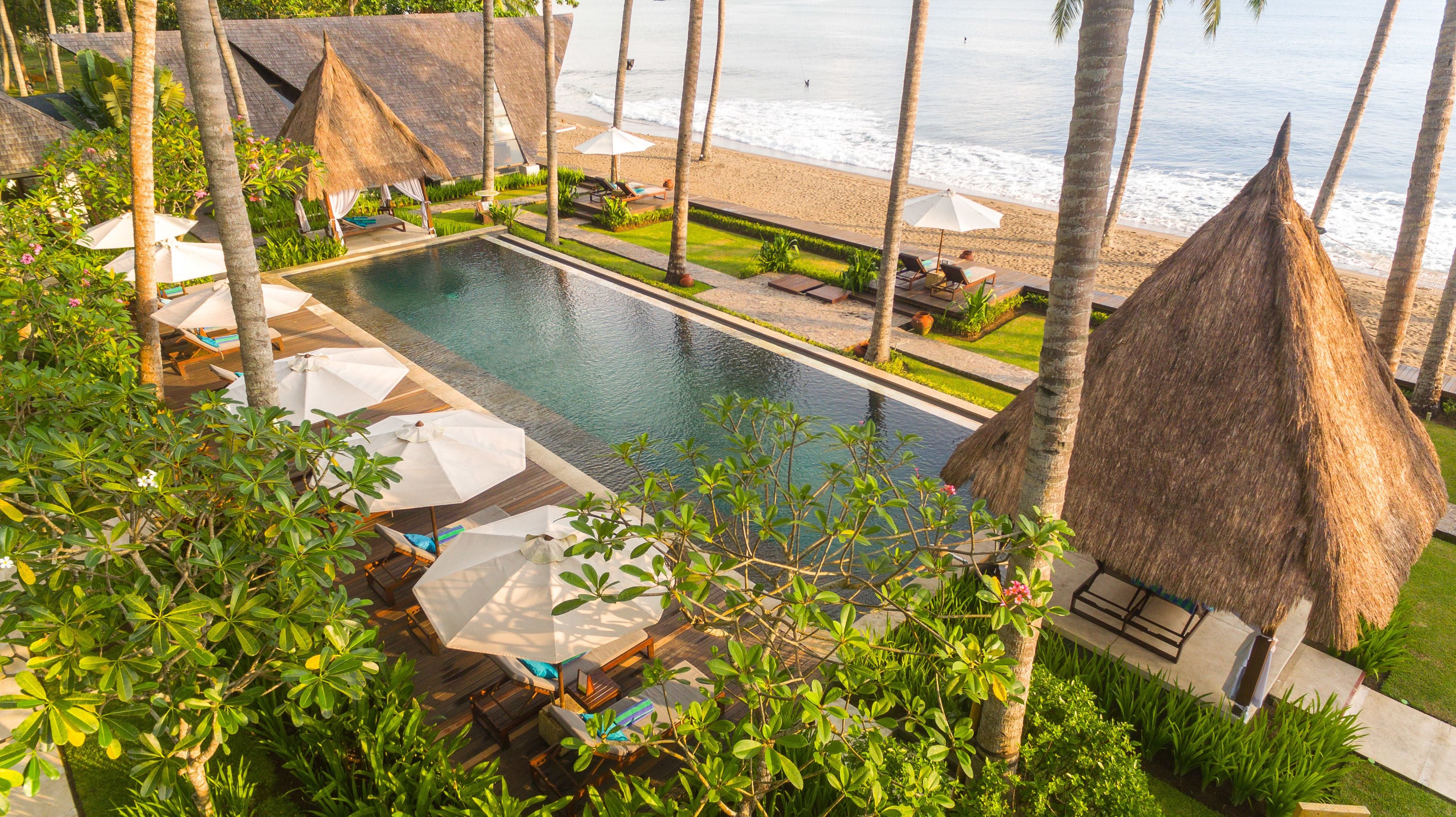 Una piscina al aire libre, cabañas de piscina gratuitas, sombrillas