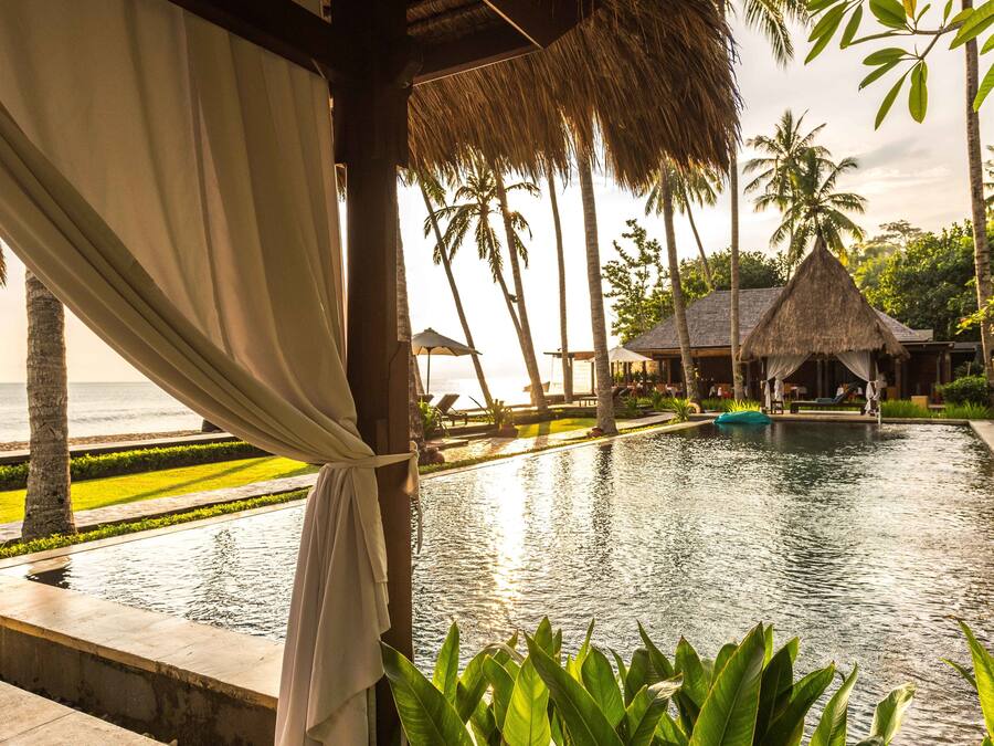Una piscina al aire libre, camas de piscina gratis, sombrillas
