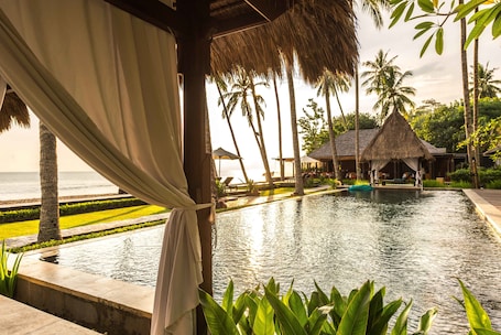 Outdoor pool, free cabanas, pool umbrellas