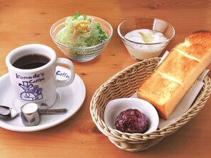 Daily continental breakfast (JPY 900 per person)