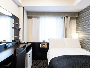 Camera, non fumatori (Semi-Double, Main Building) | Copriletto in piuma, una scrivania, tende oscuranti, Wi-Fi gratuito