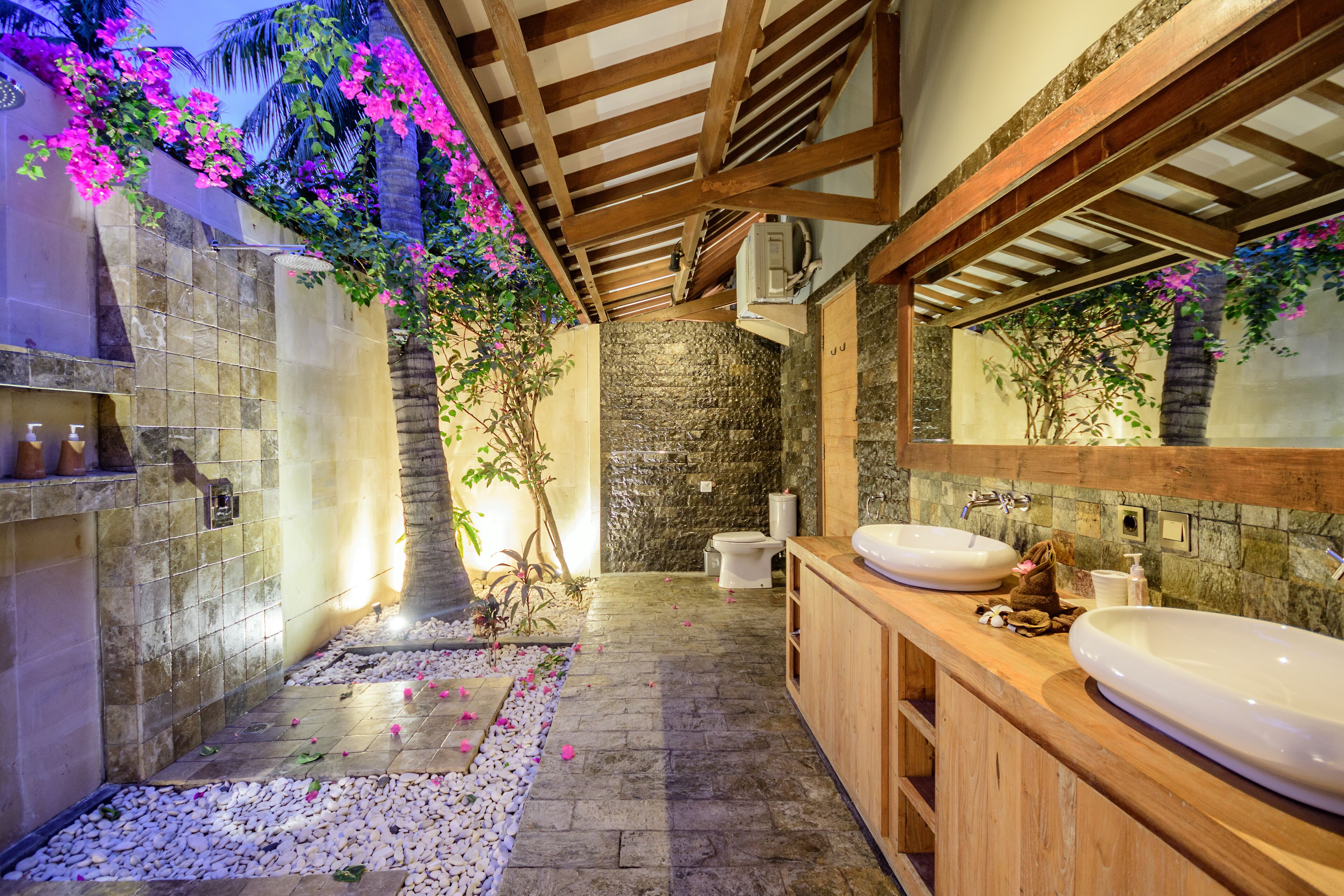 villa, 6 bedrooms | bathroom | shower, hair dryer, bidet, towels