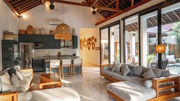 Villa Deluxe, 3 chambres (6 people) | Coin séjour | TV connectée