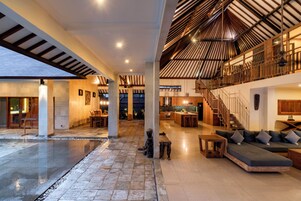 Villa, 6 Yatak Odası | Oturma alanı | Akıllı televizyon 