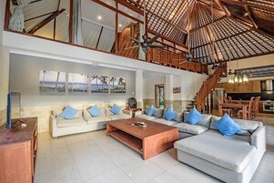 Villa, 5 Yatak Odası | Oturma alanı | Akıllı televizyon 