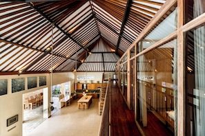 Villa, 6 Bedrooms | Living area