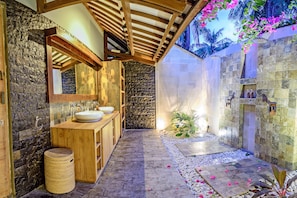 Vila, 6 quartos | Banheiro | Chuveiro, secador de cabelo (mediante solicitação), bidê