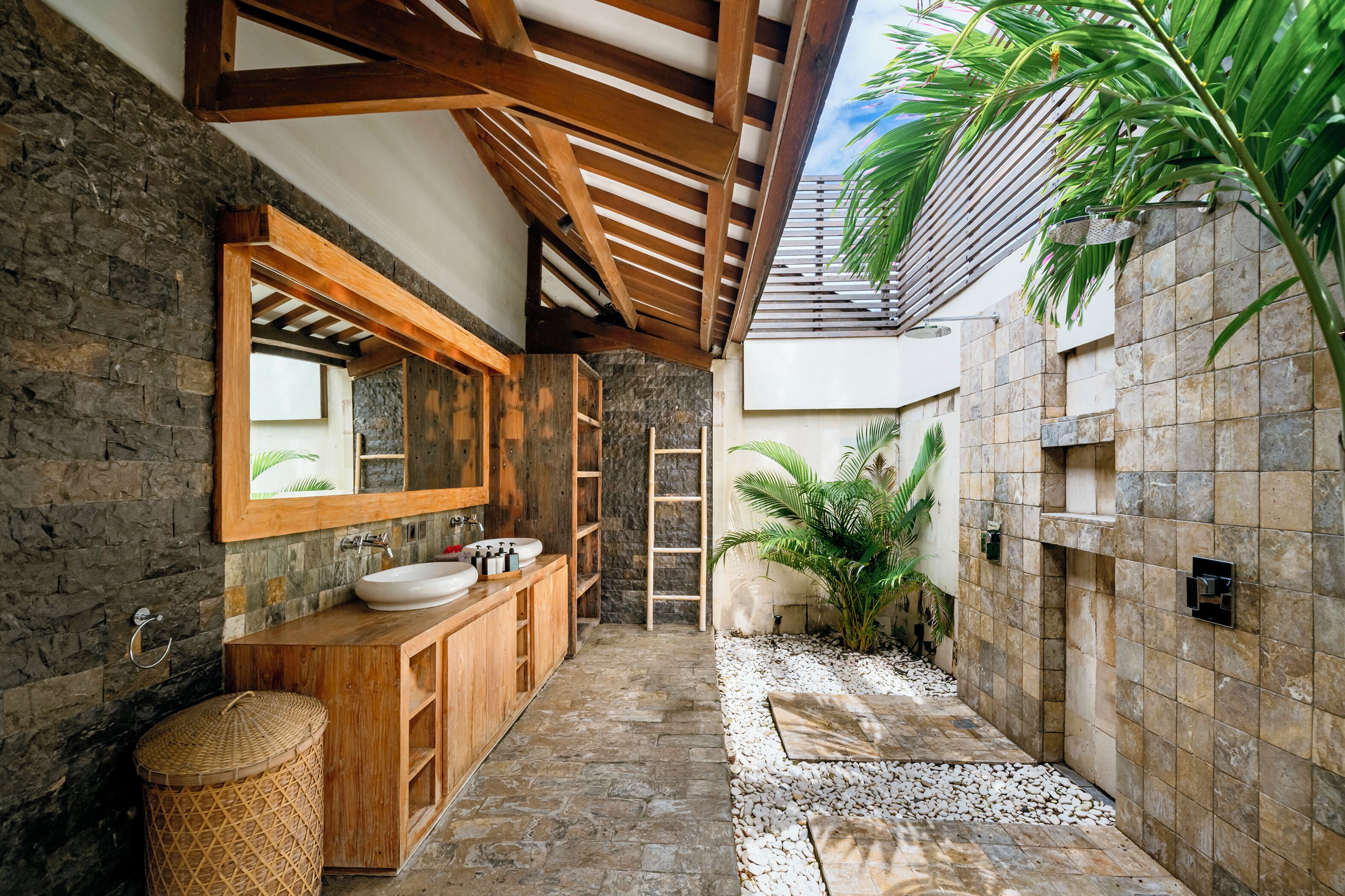 Villa, 6 Bedrooms | Bathroom | Shower, hair dryer, bidet, towels