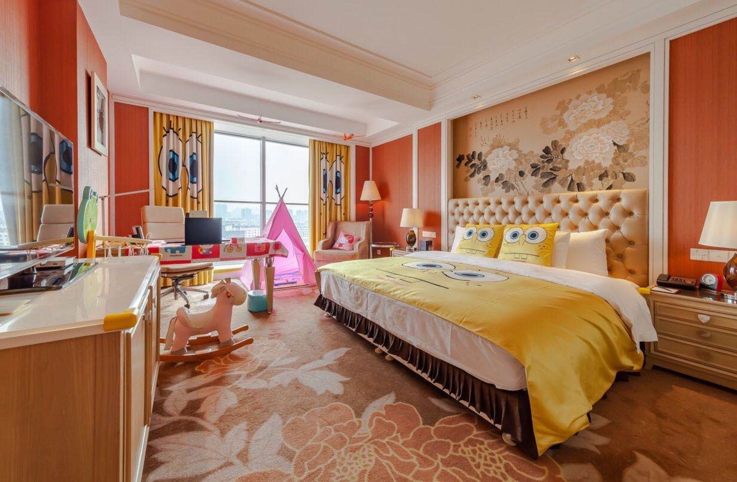 family room, 1 king bed, city view | 1 bedroom, minibar, in-room safe, desk