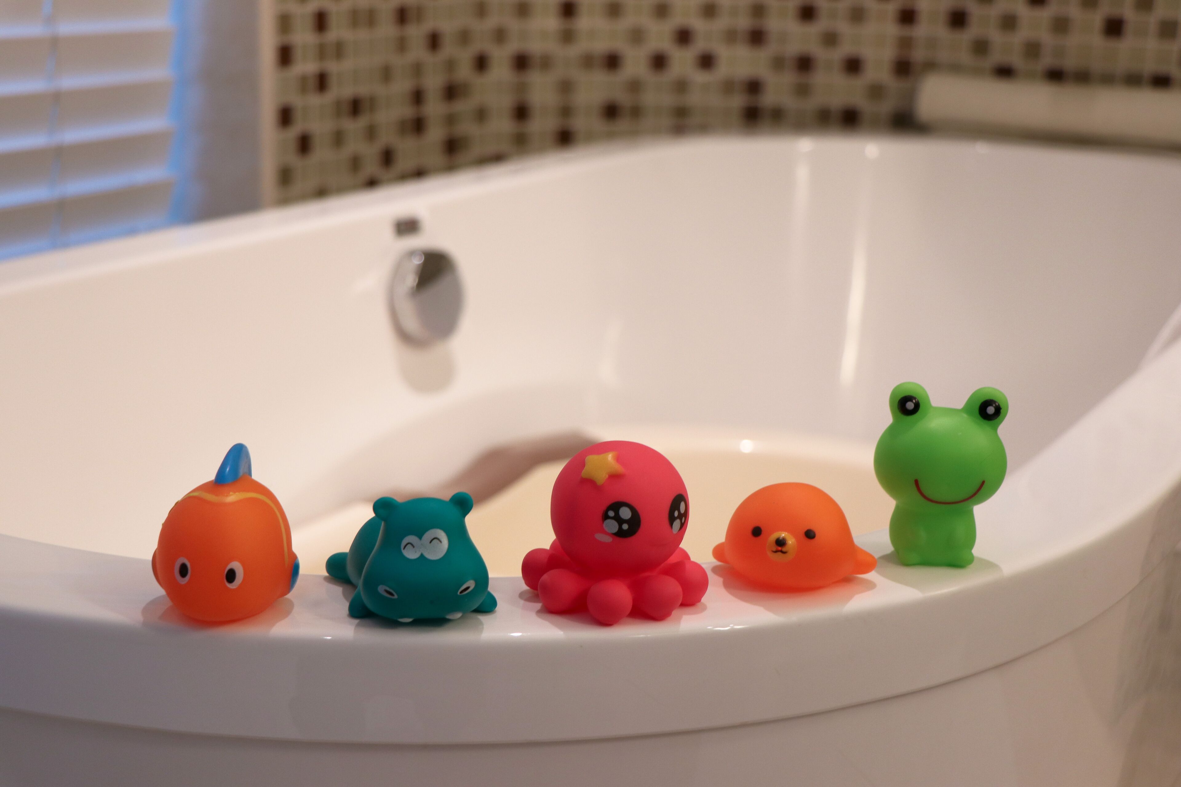 family room, 1 king bed, city view | 1 bedroom, minibar, in-room safe, desk