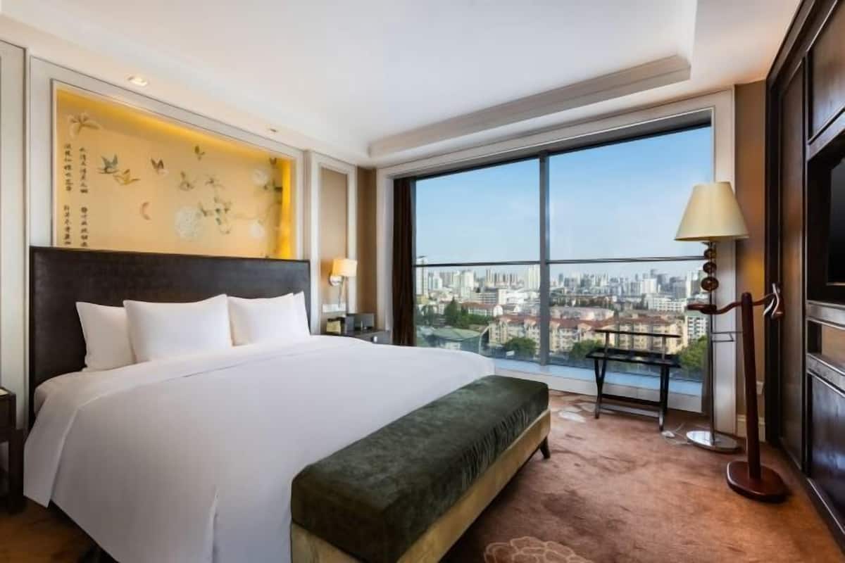 1 bedroom, minibar, in-room safe, desk