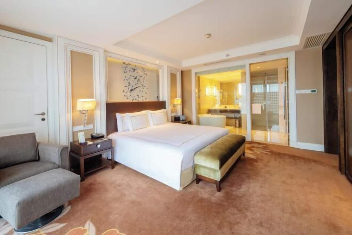 1 bedroom, minibar, in-room safe, desk