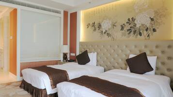 Habitación de hotel con dos camas, un gran mural floral y un diseño moderno.