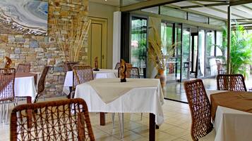 Café da manhã completo todos os dias mediante uma taxa