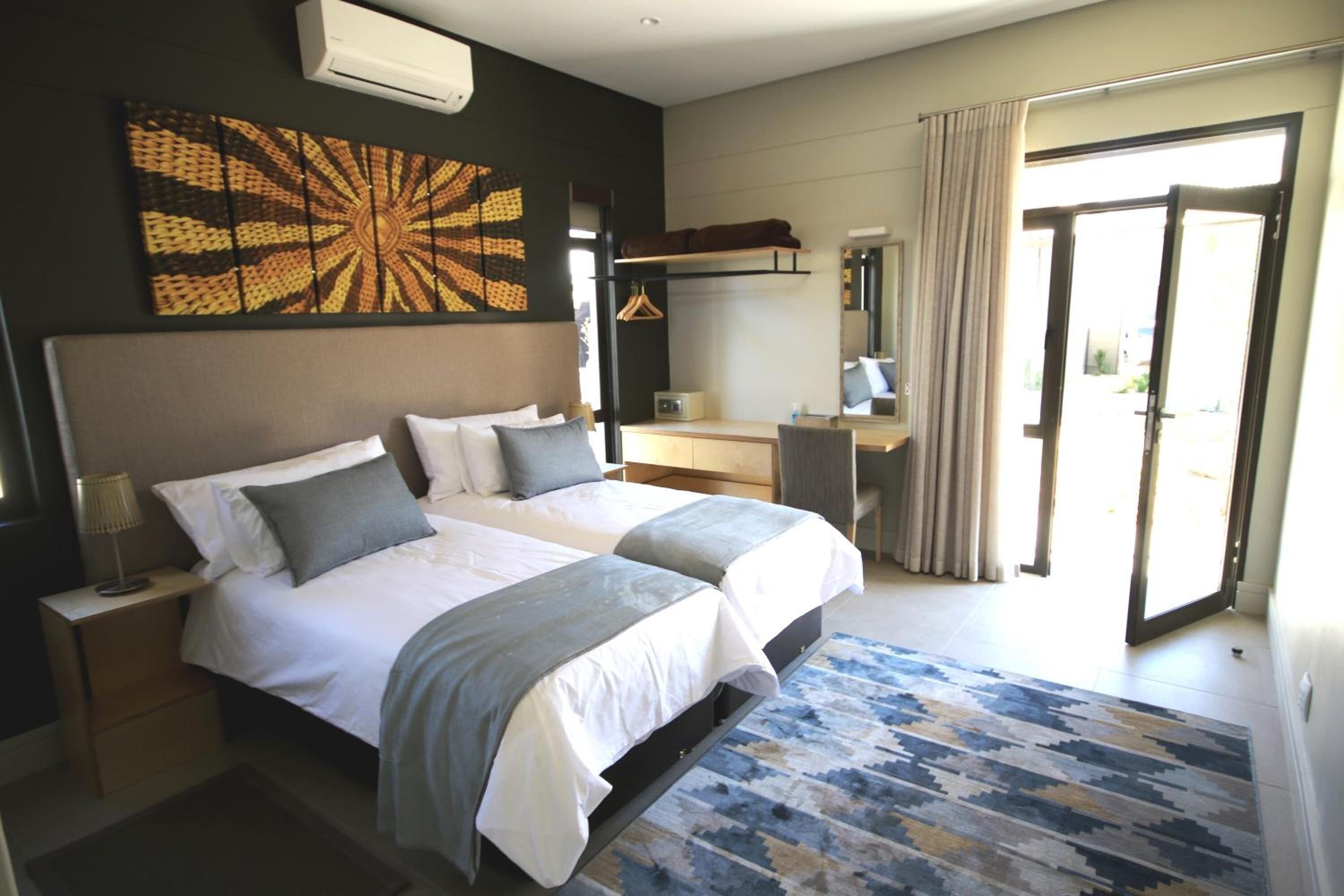 1 habitación, caja de seguridad en la habitación y escritorio 