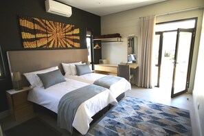 1 habitación, caja de seguridad en la habitación y escritorio