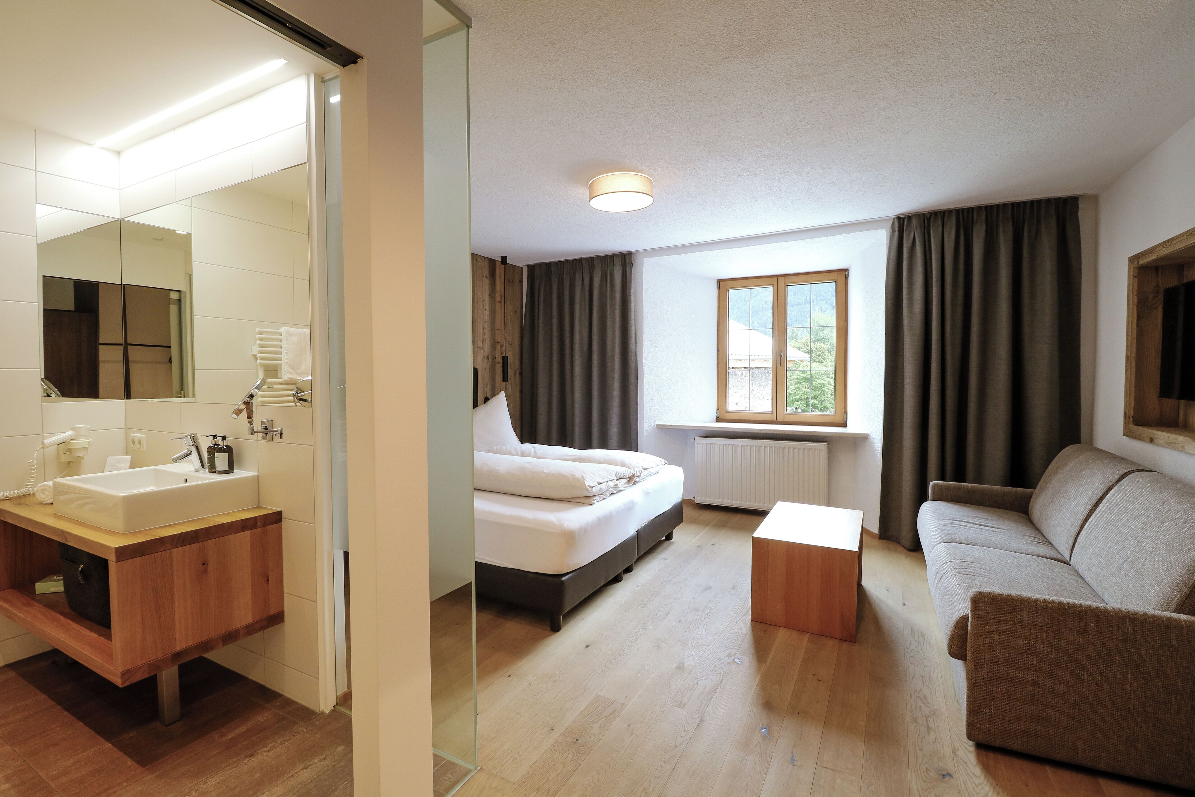 Hypo-allergenic bedding, in-room safe, desk, free cots/infant beds