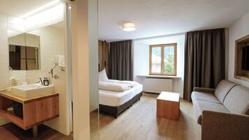 Habitación doble (Enzian) | Ropa de cama hipoalergénica y caja de seguridad en la habitación