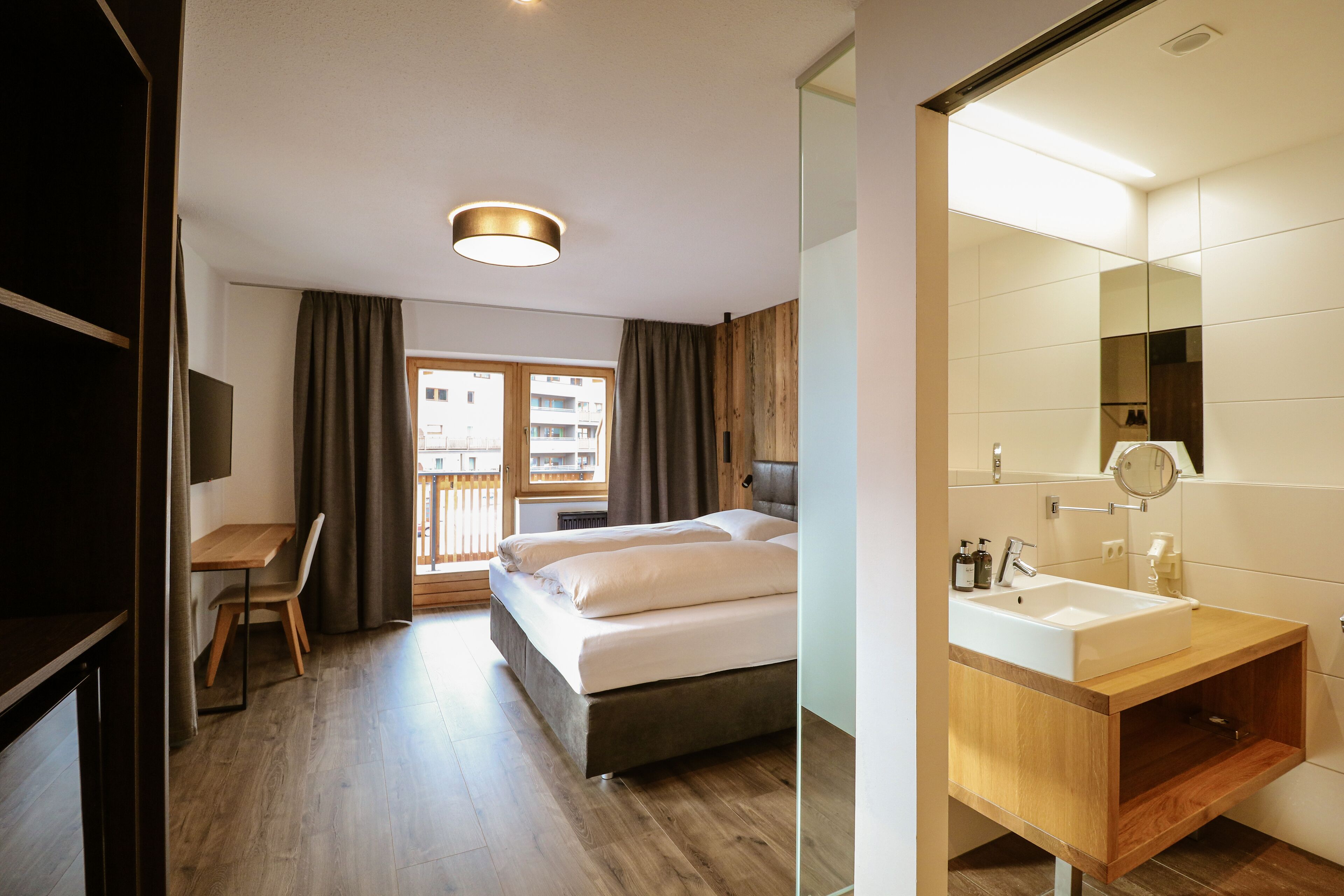 Literie hypoallergénique, coffres-forts dans les chambres, bureau