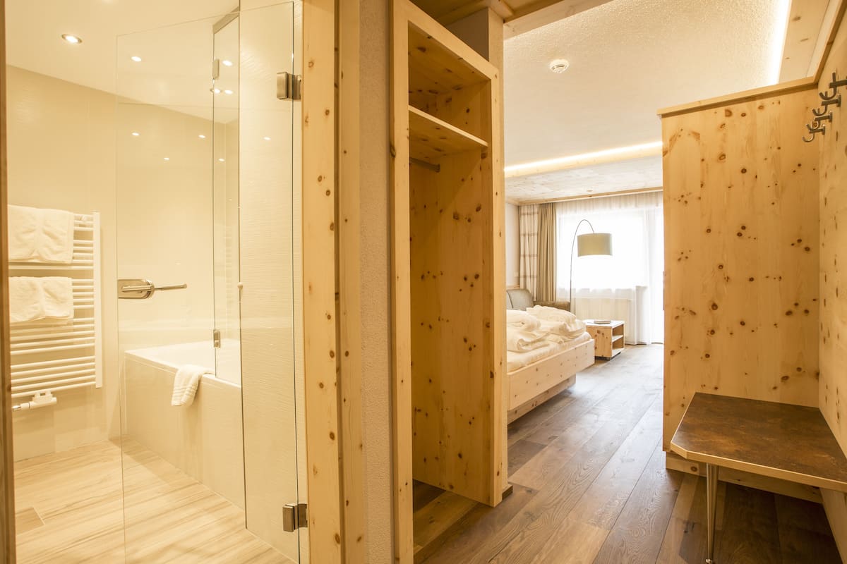 Chambre Double, balcon, vue montagne (Zirbenzimmer) | Coffres-forts dans les chambres, rideaux occultants