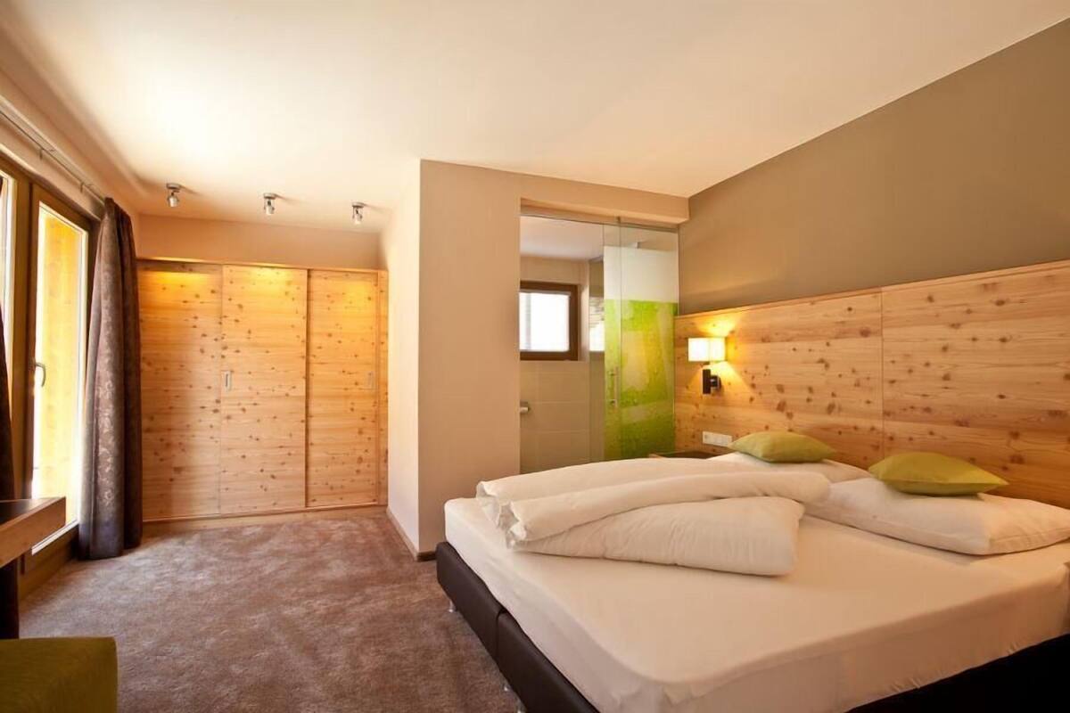 Habitación estándar doble, balcón | Caja fuerte, cortinas opacas, cunas gratuitas y wifi gratis