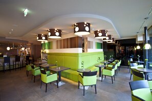 Tägliches Frühstücksbuffet (22.5 EUR pro Person)