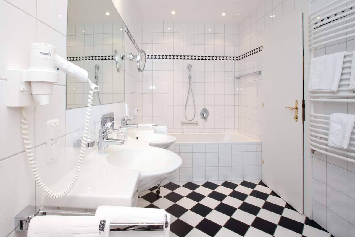 deluxe double room | bathroom | free toiletries, hair dryer, bathrobes, slippers