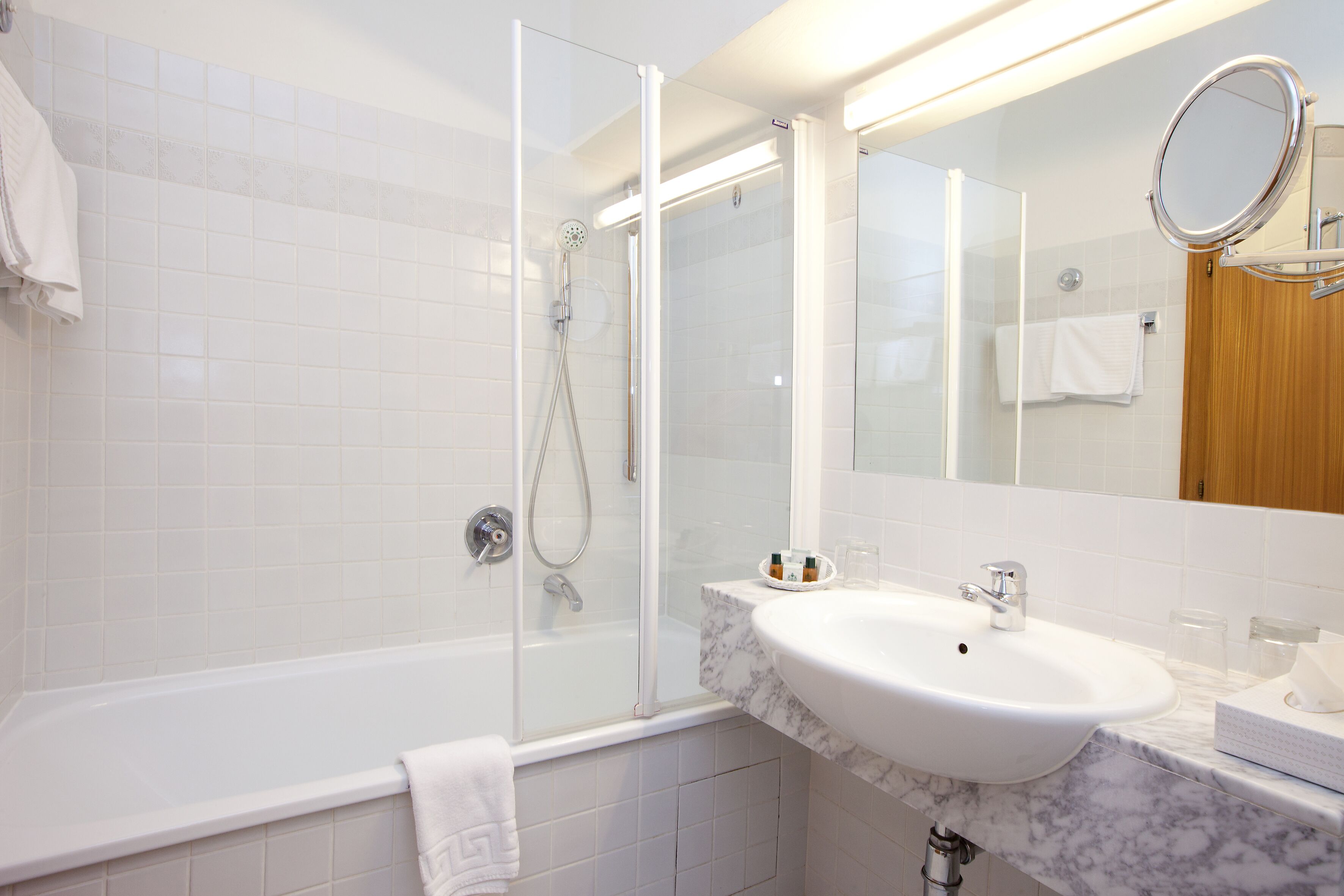 superior double room | bathroom | free toiletries, hair dryer, bathrobes, slippers
