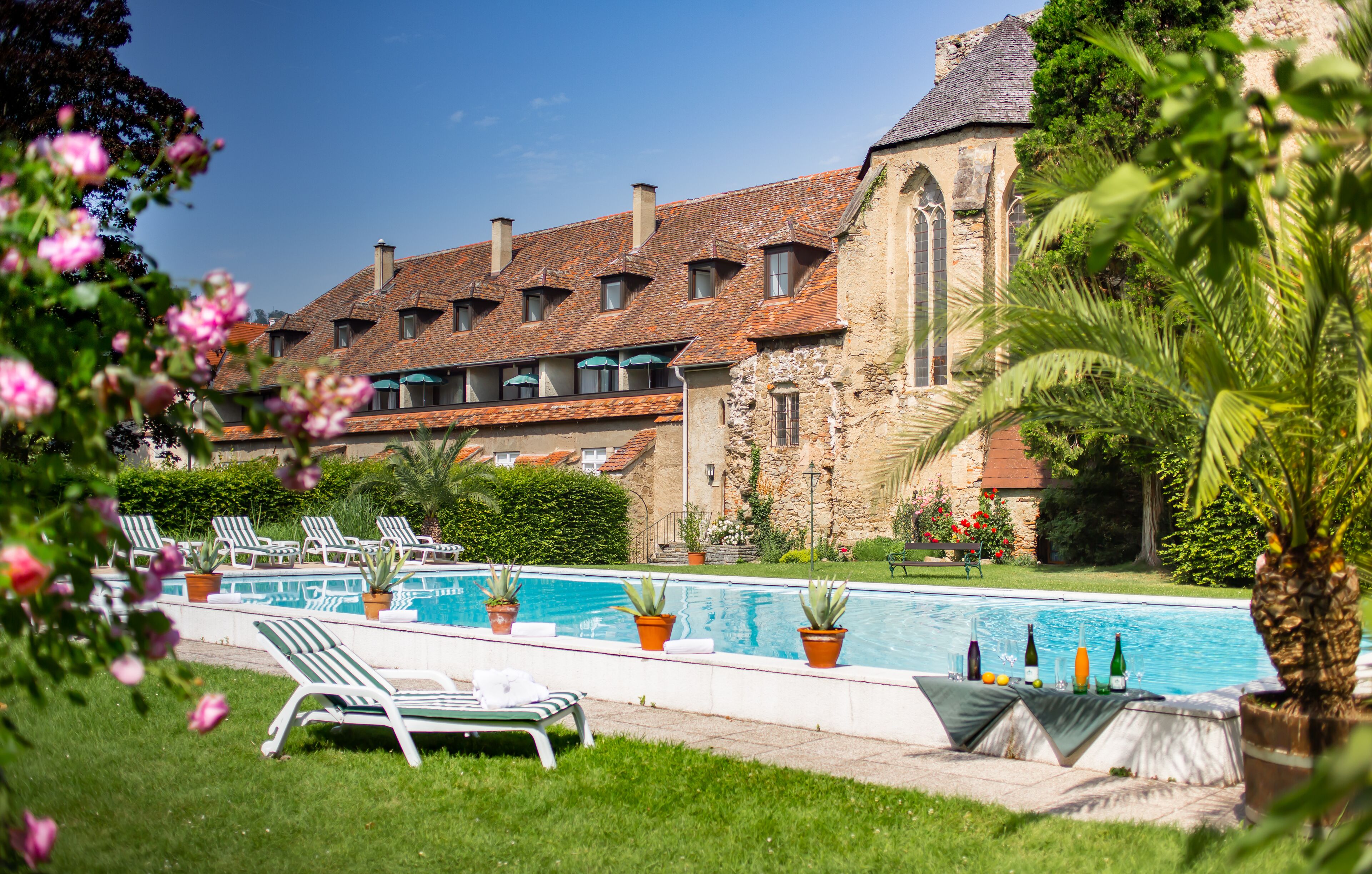 seasonal outdoor pool, pool loungers