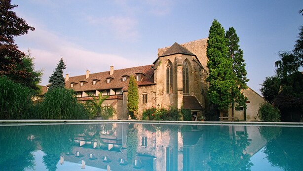 A historic building with a large reflective pool in front. - Richard Löwenherz (Durnstein)