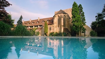 Piscine extérieure (ouverte en saison), chaises longues