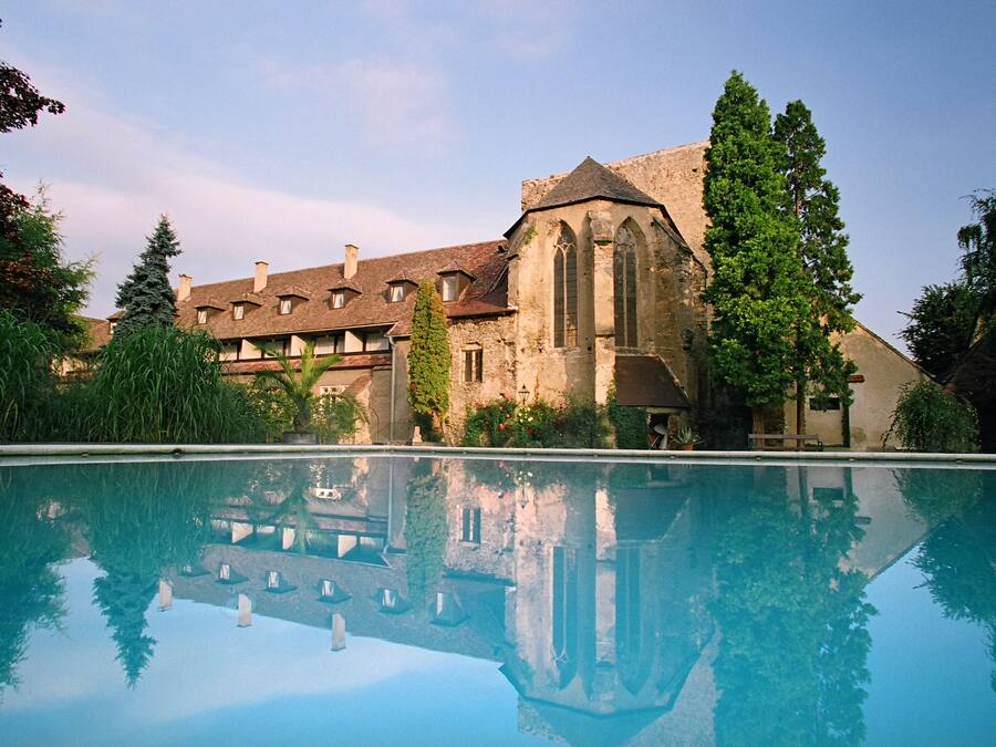 Piscina a l'aire lliure de temporada i gandules