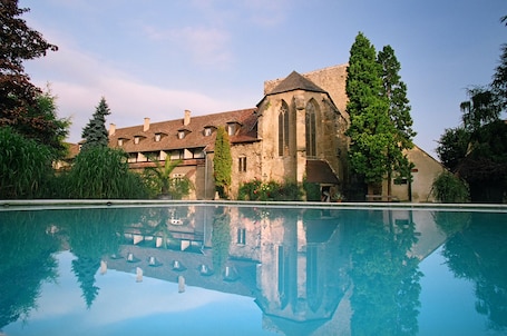Seasonal outdoor pool, sun loungers. Richard Löwenherz