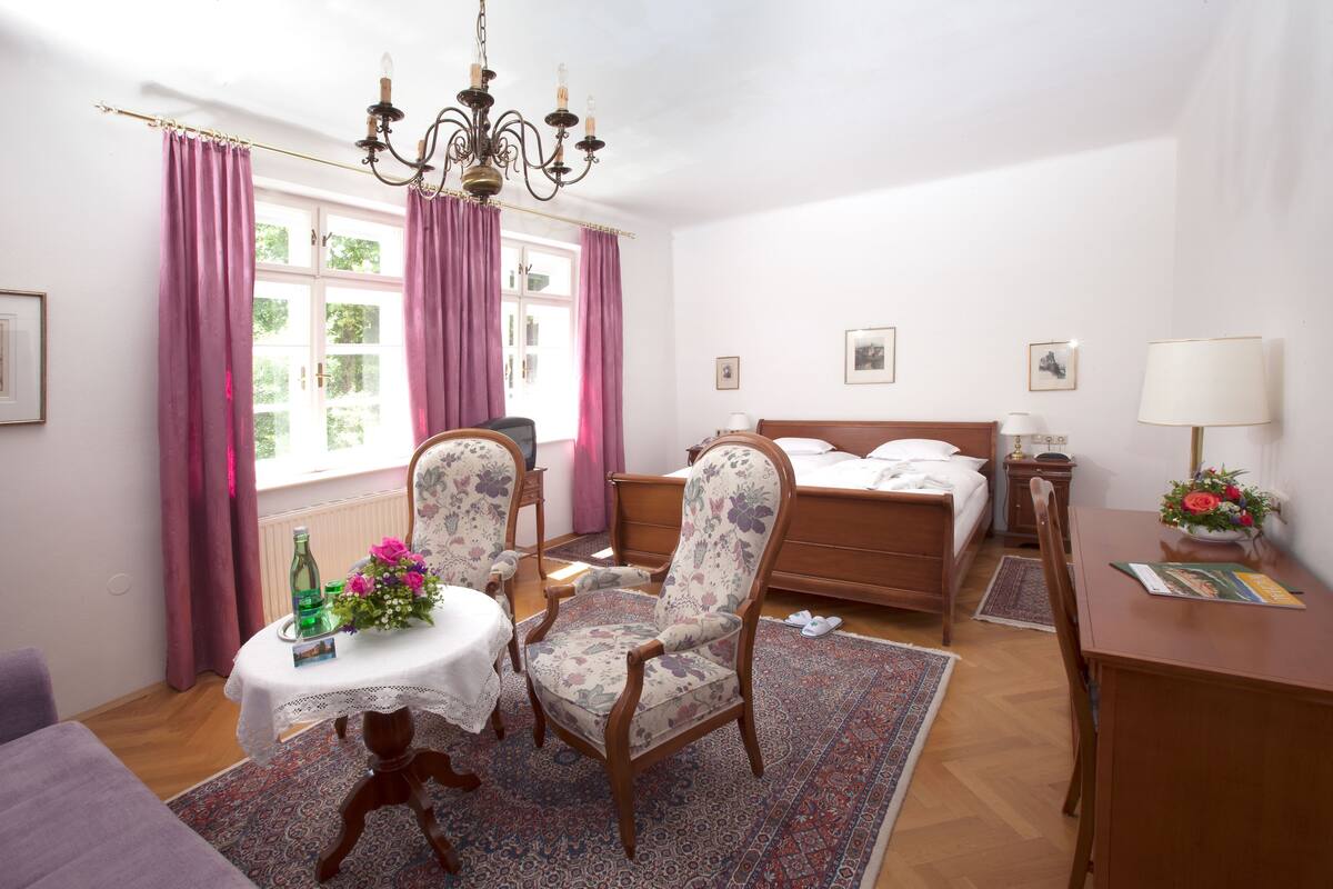 Deluxe Double Room | Hypo-allergenic bedding available, in-room safe, cribs (free)