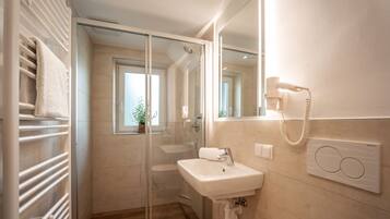 Ferienhaus, 6 Schlafzimmer, Bergblick (Not Included: Cleaning Fee 30 EUR p.P) | Badezimmer | Dusche, Haartrockner, Seife, Shampoo