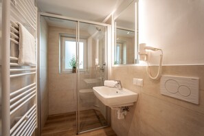 Casa, 6 habitaciones, vistas a la montaña (Not Included: Cleaning Fee 30 EUR p.P) | Baño | Ducha, secador de pelo, jabón y champú