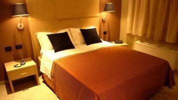 Minibar, Zimmersafe, Schreibtisch, VerdunkelungsvorhÀnge