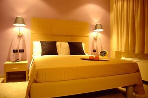 Minibar, safe på rommet, skrivebord og blendingsgardiner