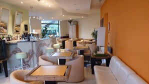 A modern bar area with seating and a counter. - KoKo Hotel Milano Marittima (Ravenna)