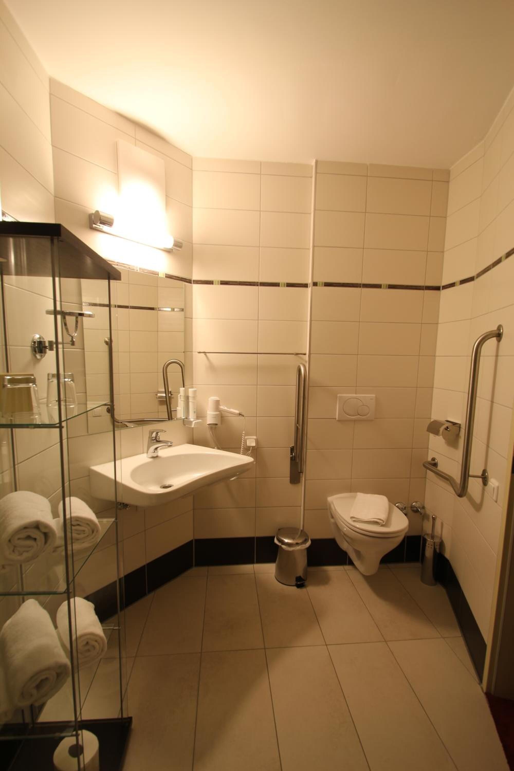 basic double room, balcony | bathroom | shower, towels