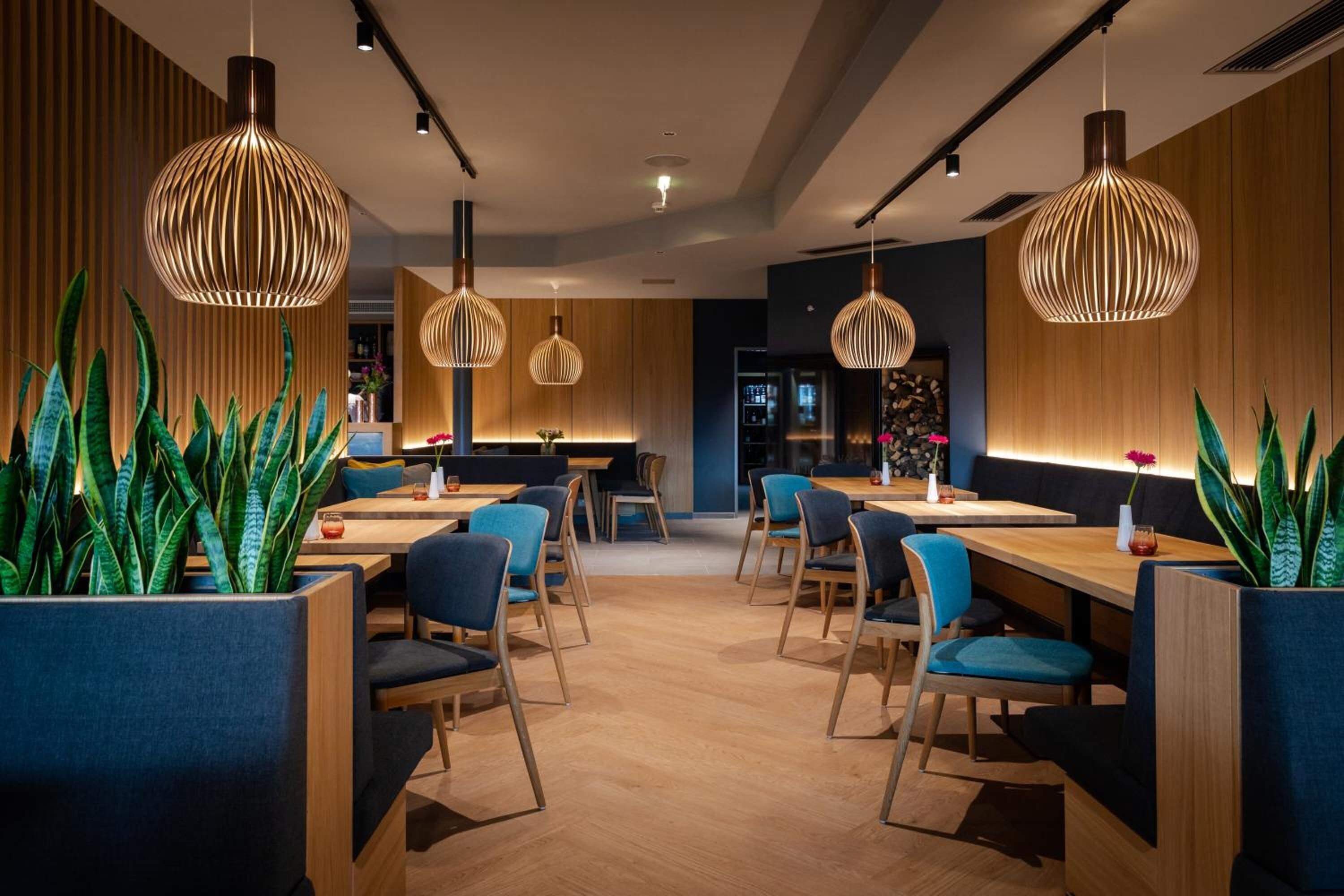 breakfast, lunch, dinner served; international cuisine