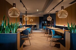 Breakfast, lunch, dinner served; international cuisine  - eduCARE Hotel (Treffen)