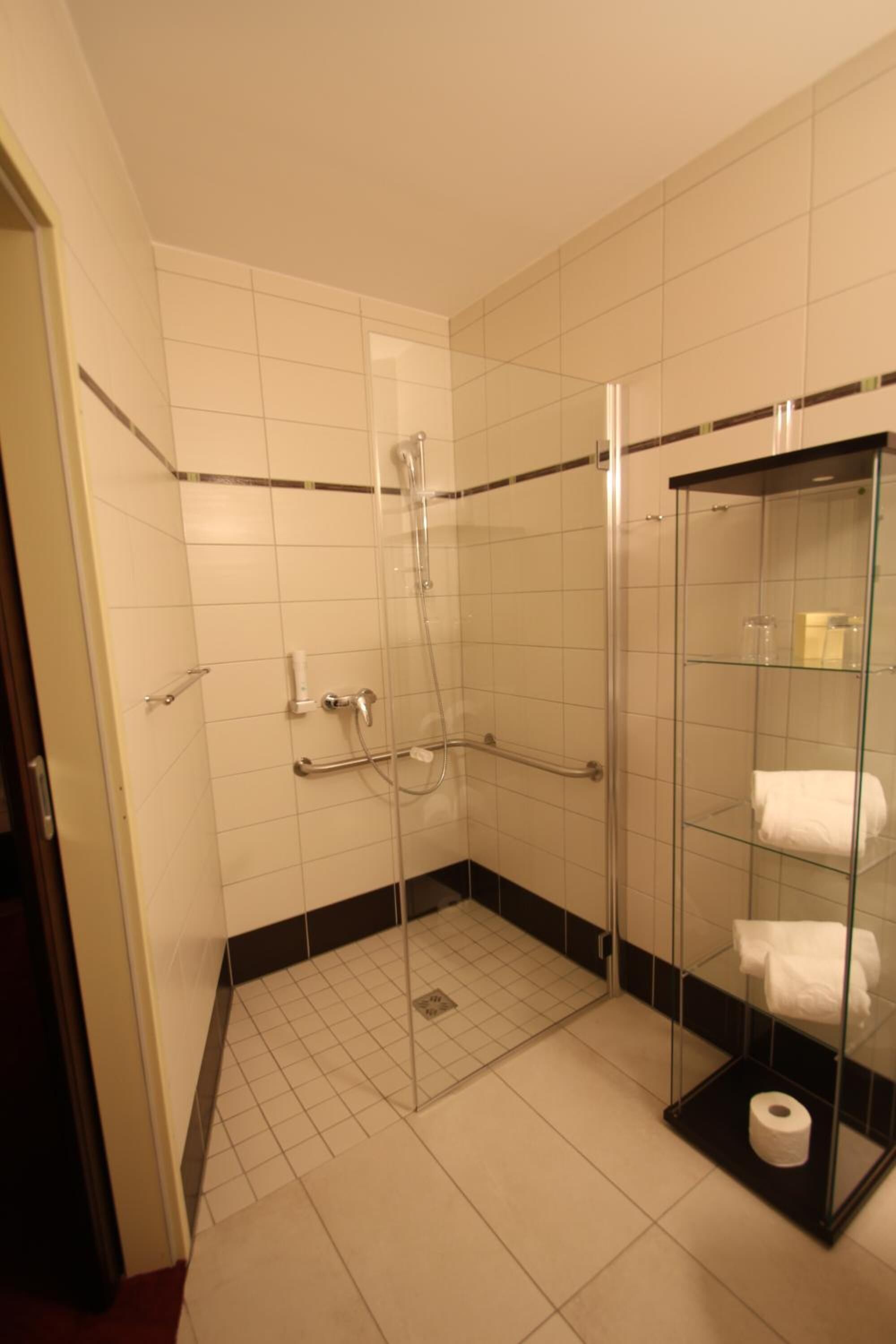 basic double room, balcony | bathroom | shower, towels