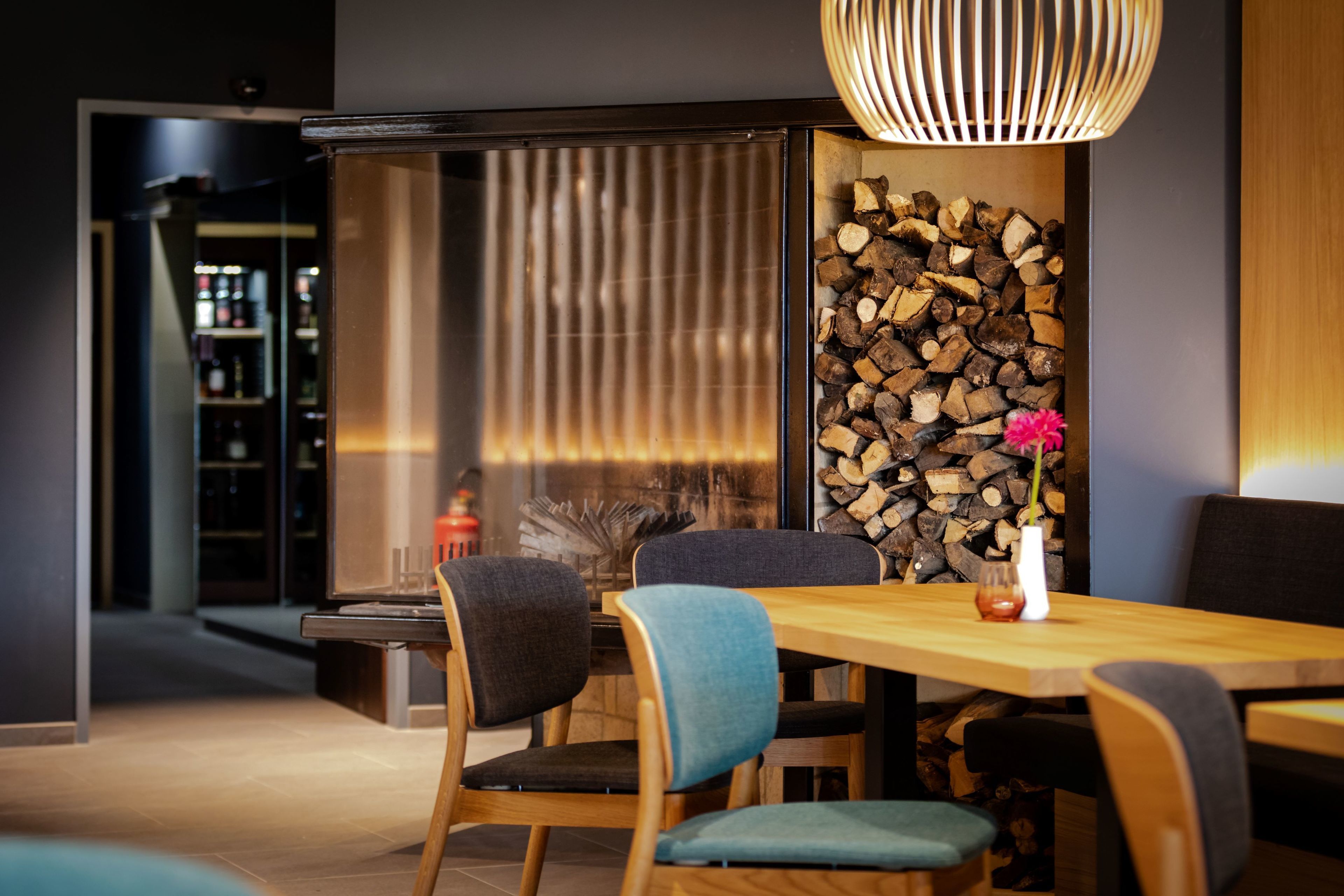 Breakfast, lunch, dinner served; international cuisine 