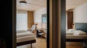 Basic-Doppelzimmer, Balkon | Minibar, Zimmersafe, Schreibtisch, schallisolierte Zimmer