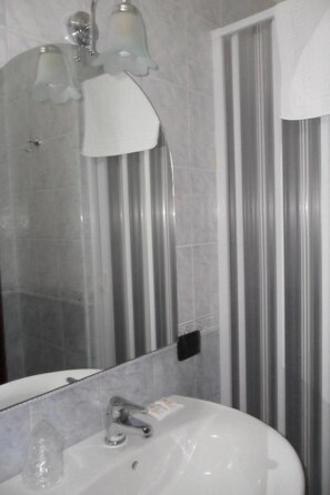 Duschwanne, Bidet, Handtücher