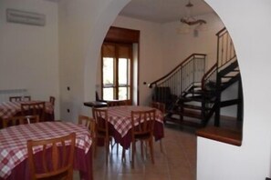 Free daily buffet breakfast  - Country House L'Ippocastano (Altavilla Silentina)